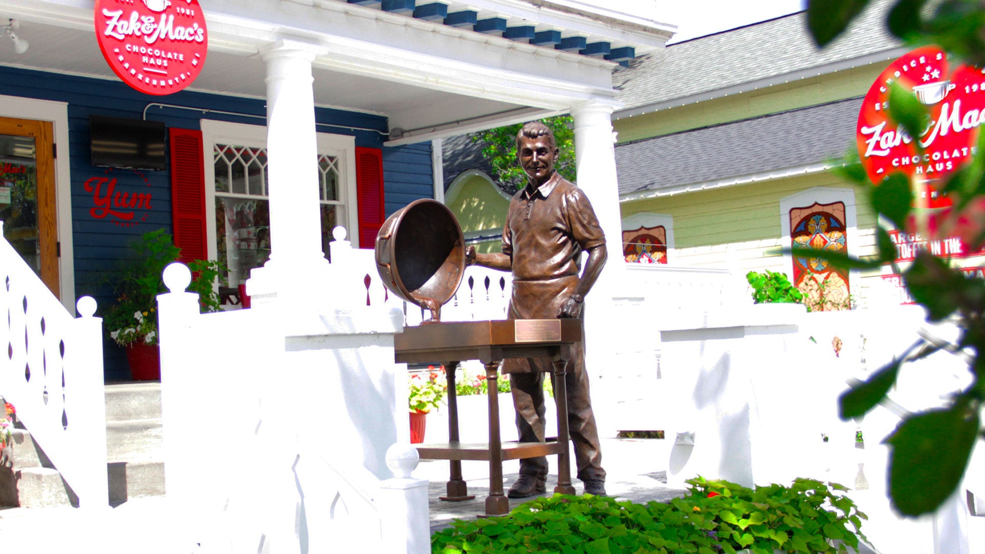 The Zak & Mac’s Chocolate Haus storefront and Mac’s fudge-maker statue in Frankenmuth